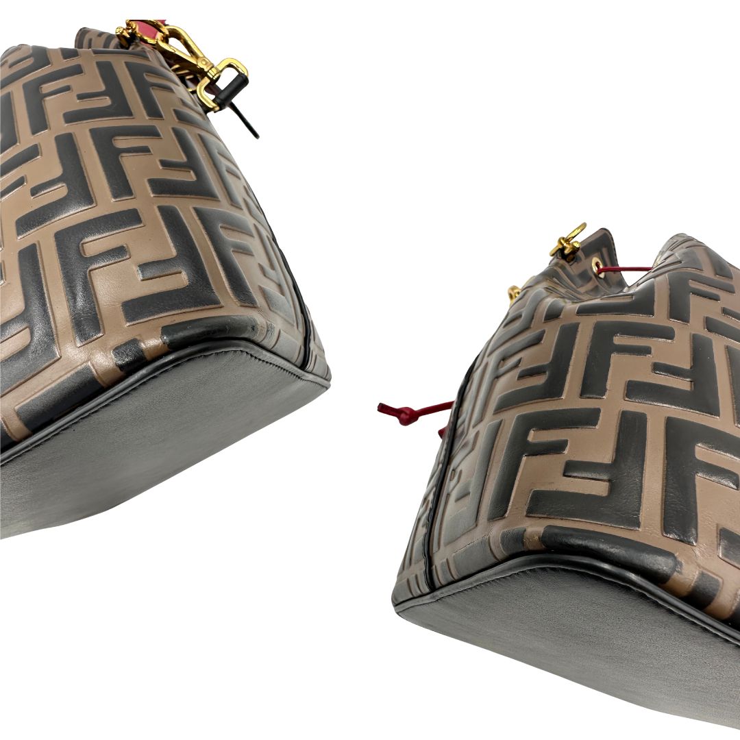 Bucket Bag Fendi in pelle trama Zucca con finiture rosse, di lusso, originale, ottime condizioni