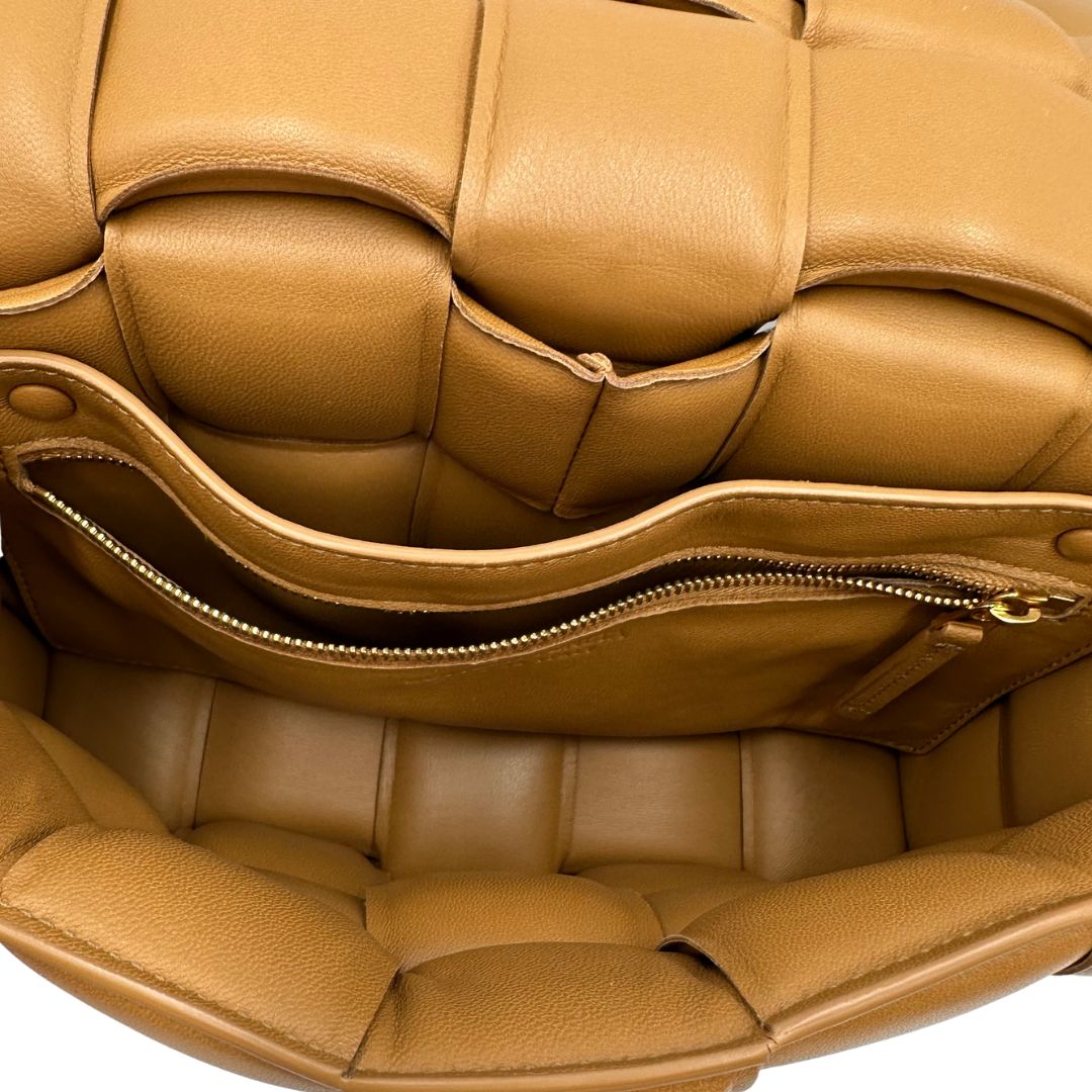 interno Borsa Bottega Veneta Cassette Padded in pelle trama intreccio color cammello, di lusso, originale, ottime condizioni, usata 