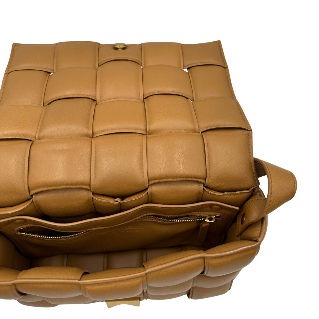 interno Borsa Bottega Veneta Cassette Padded in pelle trama intreccio color cammello, di lusso, originale, ottime condizioni, usata 