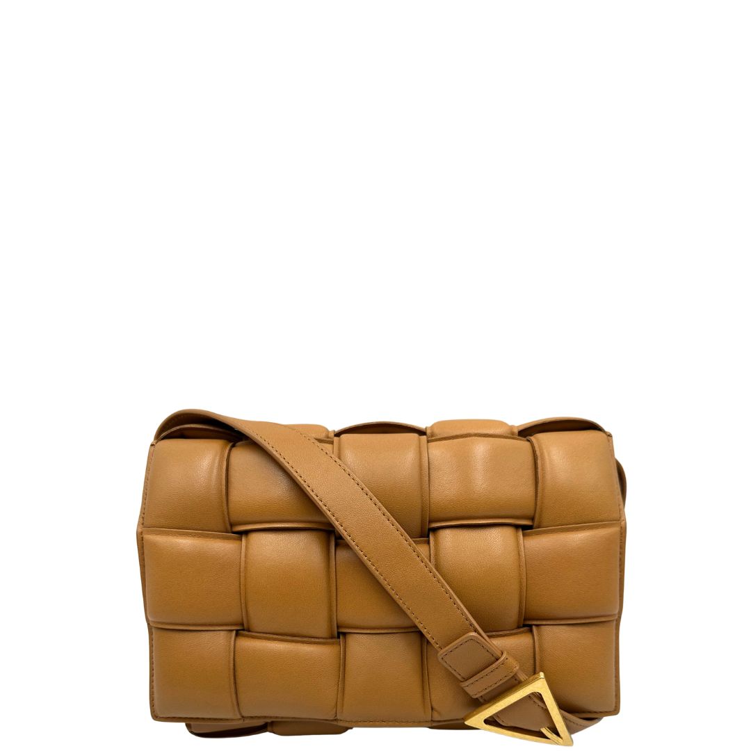 frontBorsa Bottega Veneta Cassette Padded in pelle trama intreccio color cammello, di lusso, originale, ottime condizioni, usata 