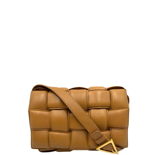 frontBorsa Bottega Veneta Cassette Padded in pelle trama intreccio color cammello, di lusso, originale, ottime condizioni, usata 