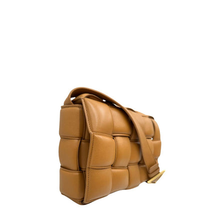 lato Borsa Bottega Veneta Cassette Padded in pelle trama intreccio color cammello, di lusso, originale, ottime condizioni, usata 