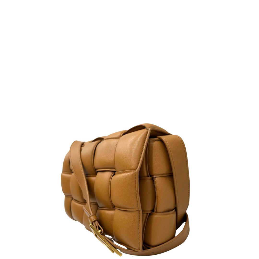 lato Borsa Bottega Veneta Cassette Padded in pelle trama intreccio color cammello, di lusso, originale, ottime condizioni, usata 