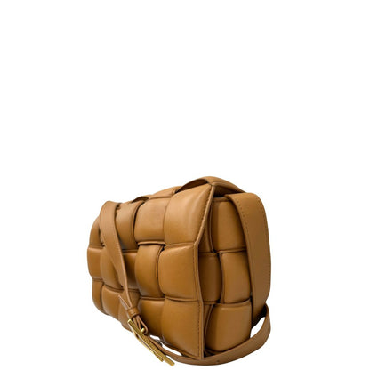 lato Borsa Bottega Veneta Cassette Padded in pelle trama intreccio color cammello, di lusso, originale, ottime condizioni, usata 
