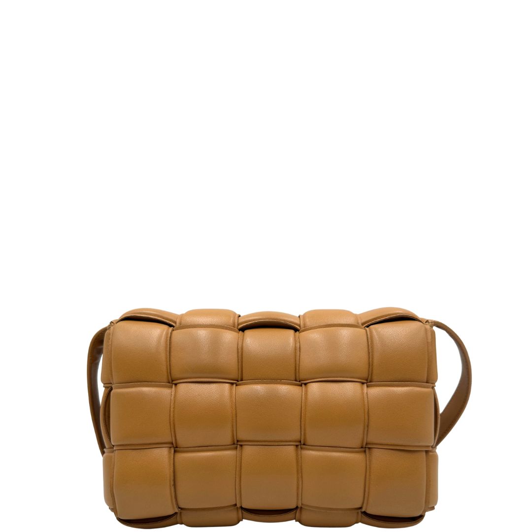 retro Borsa Bottega Veneta Cassette Padded in pelle trama intreccio color cammello, di lusso, originale, ottime condizioni, usata 