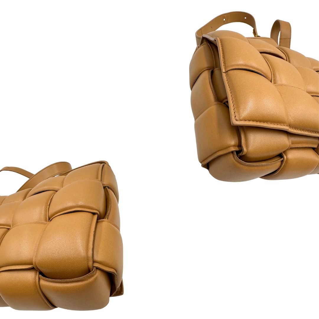 angoli Borsa Bottega Veneta Cassette Padded in pelle trama intreccio color cammello, di lusso, originale, ottime condizioni, usata 