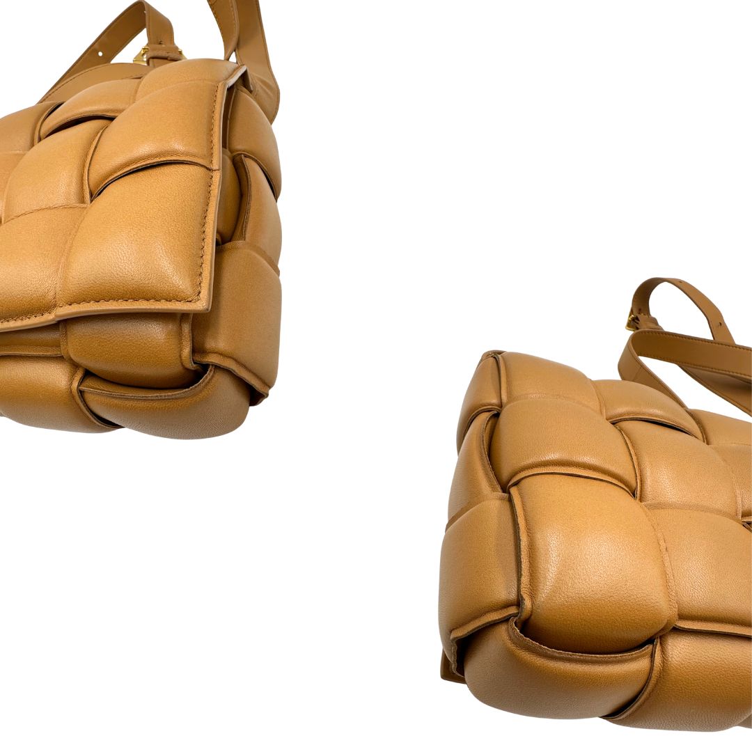 angoli Borsa Bottega Veneta Cassette Padded in pelle trama intreccio color cammello, di lusso, originale, ottime condizioni, usata 