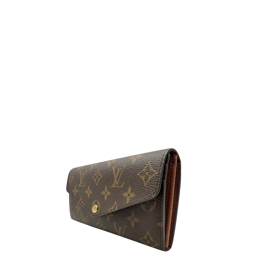 Laterale, Portafoglio Louis Vuitton Sarah in canvas monogrammato marrone, con parti metalliche dorate. Originale, usato, di lusso, in condizioni eccellenti.