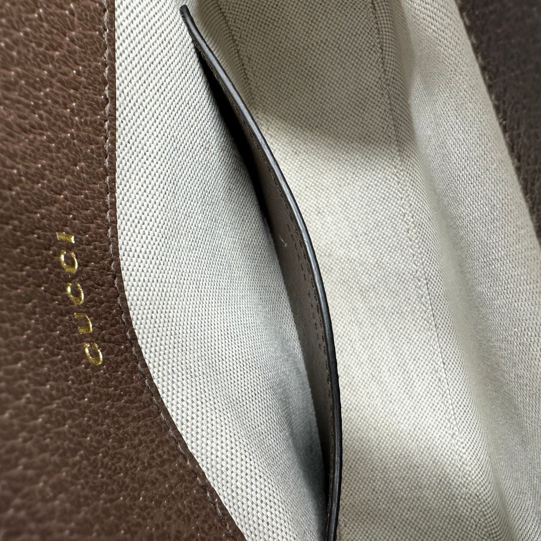 Borsa Gucci in tessuto beige con il monogramma in versione “Jumbo” e finiture in pelle marroni, munita di doppie tracolle, una in pelle amovibile e regolabile e una in tessuto Web verde e rosso amovibile e regolabile, di lusso, originale, eccellenti condizioni, usata