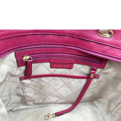Borsa MK in pelle color magenta con hardware dorato, munita di doppi manici, da portare a spalla, di lusso, originale, ottime condizioni, usata