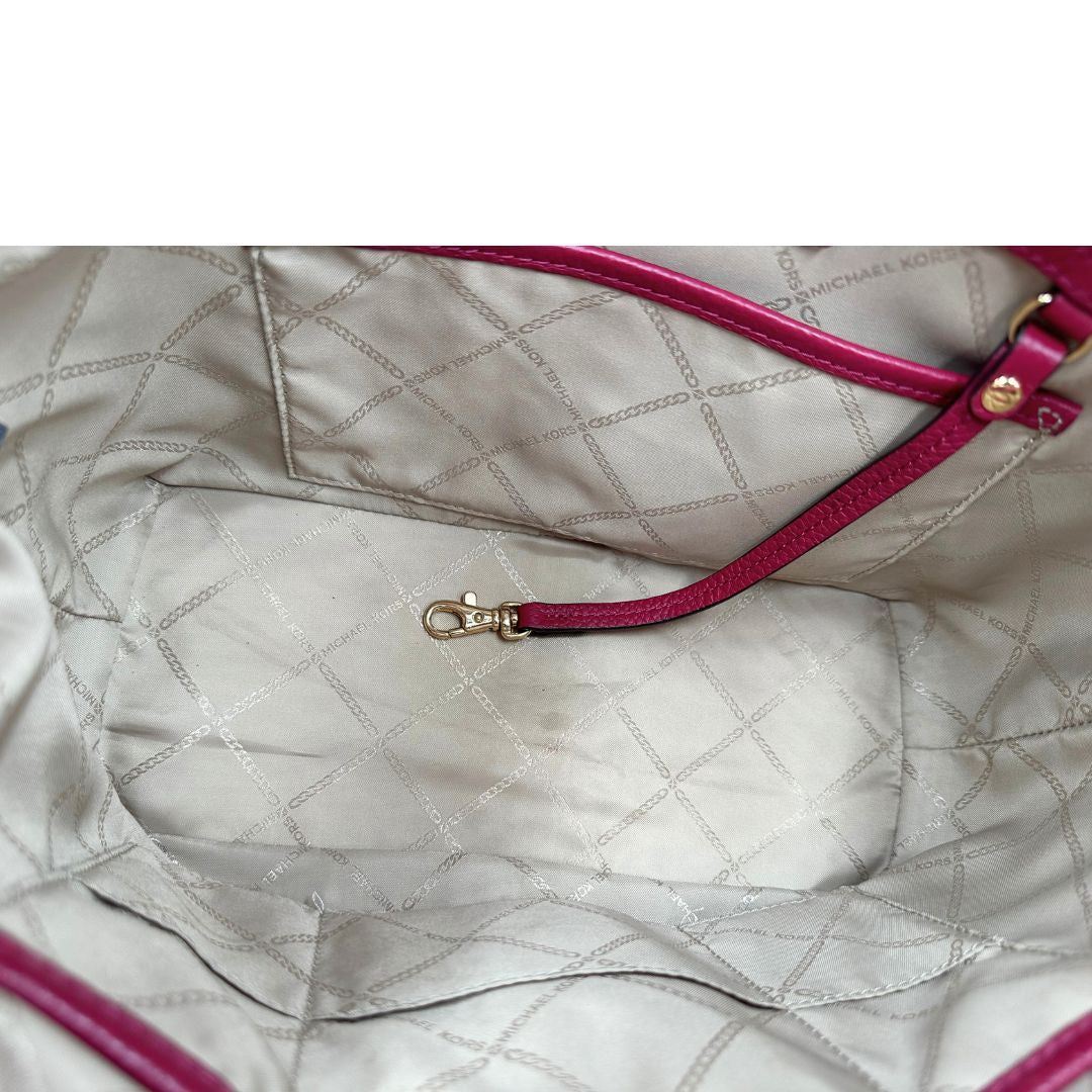 Borsa MK in pelle color magenta con hardware dorato, munita di doppi manici, da portare a spalla, di lusso, originale, ottime condizioni, usata