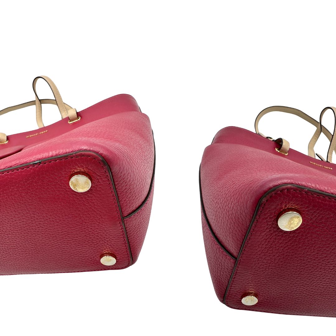 Borsa MK in pelle color magenta con hardware dorato, munita di doppi manici, da portare a spalla, di lusso, originale, ottime condizioni, usata