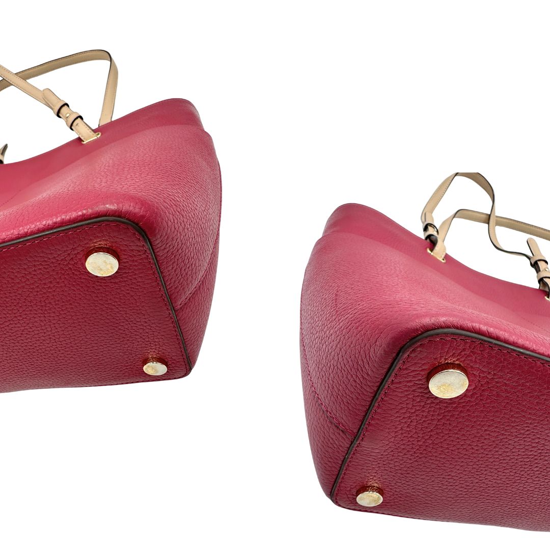 Borsa MK in pelle color magenta con hardware dorato, munita di doppi manici, da portare a spalla, di lusso, originale, ottime condizioni, usata