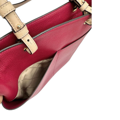 Borsa MK in pelle color magenta con hardware dorato, munita di doppi manici, da portare a spalla, di lusso, originale, ottime condizioni, usata