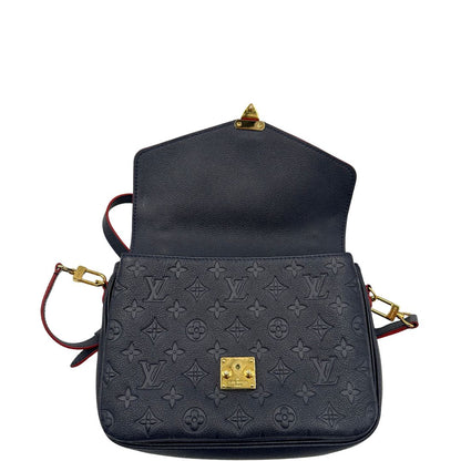 Borsa Louis Vuitton Métis in pelle monogram empreinte blu notte con parti metalliche dorate. Munita di un manico e tracolla regolabile con fibbia e amovibile. Originale, usata, di lusso, in ottime condizioni.