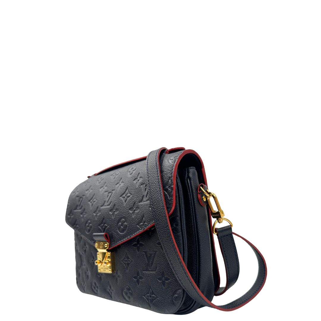 Latrale, Borsa Louis Vuitton Métis in pelle monogram empreinte blu notte con parti metalliche dorate. Munita di un manico e tracolla regolabile con fibbia e amovibile. Originale, usata, di lusso, in ottime condizioni.