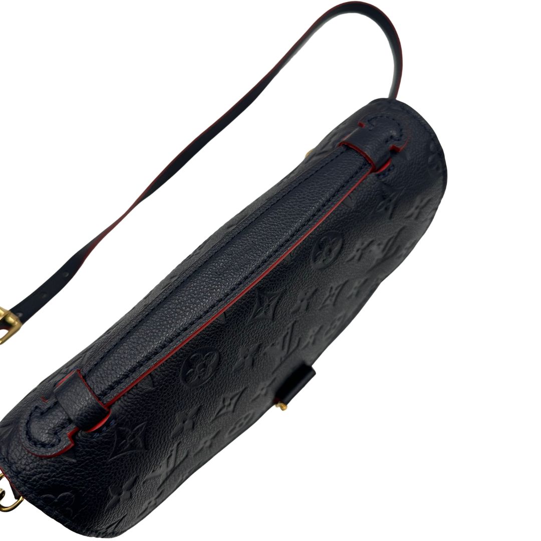 Manici, Borsa Louis Vuitton Métis in pelle monogram empreinte blu notte con parti metalliche dorate. Munita di un manico e tracolla regolabile con fibbia e amovibile. Originale, usata, di lusso, in ottime condizioni.