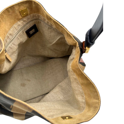 Interno, Borsa a spalla Fendi in tessuto trama Pequin in marrone e beige, finiture in pelle nocciola e metalleria dorata. Indossabile a spalla. Originale, usata, di lusso, in ottime condizioni.