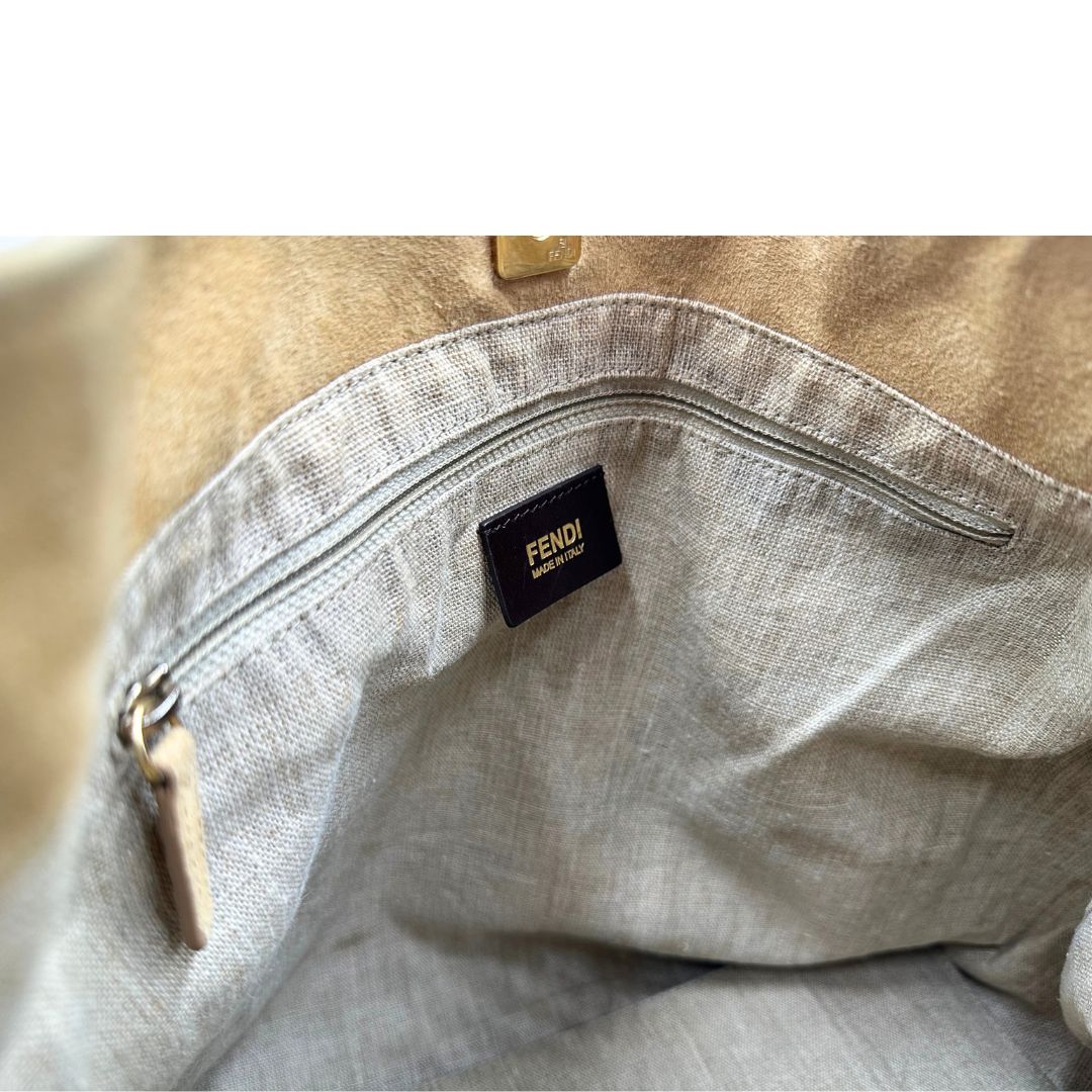Interno, Borsa a spalla Fendi in tessuto trama Pequin in marrone e beige, finiture in pelle nocciola e metalleria dorata. Indossabile a spalla. Originale, usata, di lusso, in ottime condizioni.