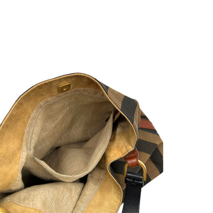 Tasca interna, Borsa a spalla Fendi in tessuto trama Pequin in marrone e beige, finiture in pelle nocciola e metalleria dorata. Indossabile a spalla. Originale, usata, di lusso, in ottime condizioni.