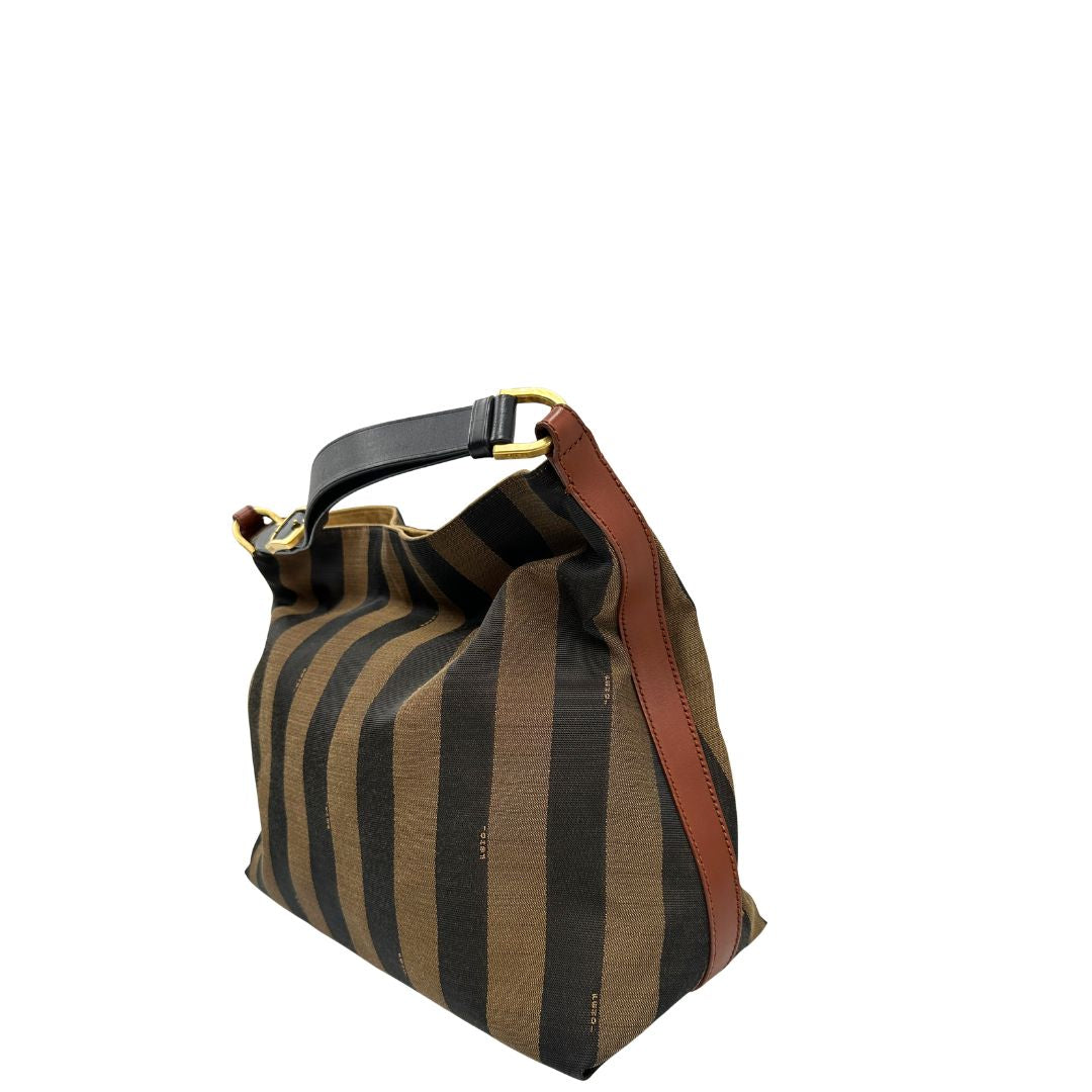 Laterale, Borsa a spalla Fendi in tessuto trama Pequin in marrone e beige, finiture in pelle nocciola e metalleria dorata. Indossabile a spalla. Originale, usata, di lusso, in ottime condizioni.
