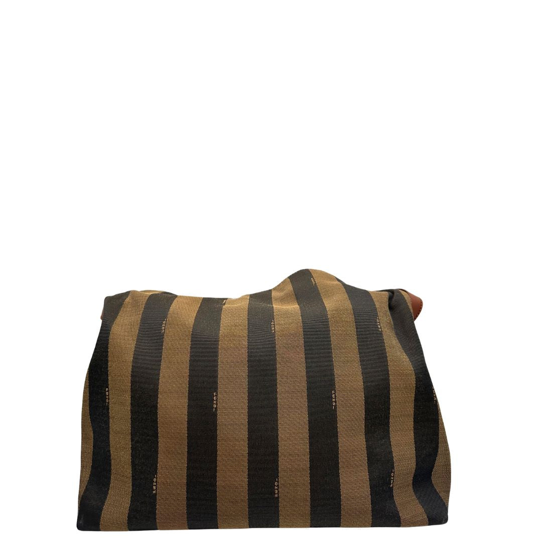 Retro, Borsa a spalla Fendi in tessuto trama Pequin in marrone e beige, finiture in pelle nocciola e metalleria dorata. Indossabile a spalla. Originale, usata, di lusso, in ottime condizioni.