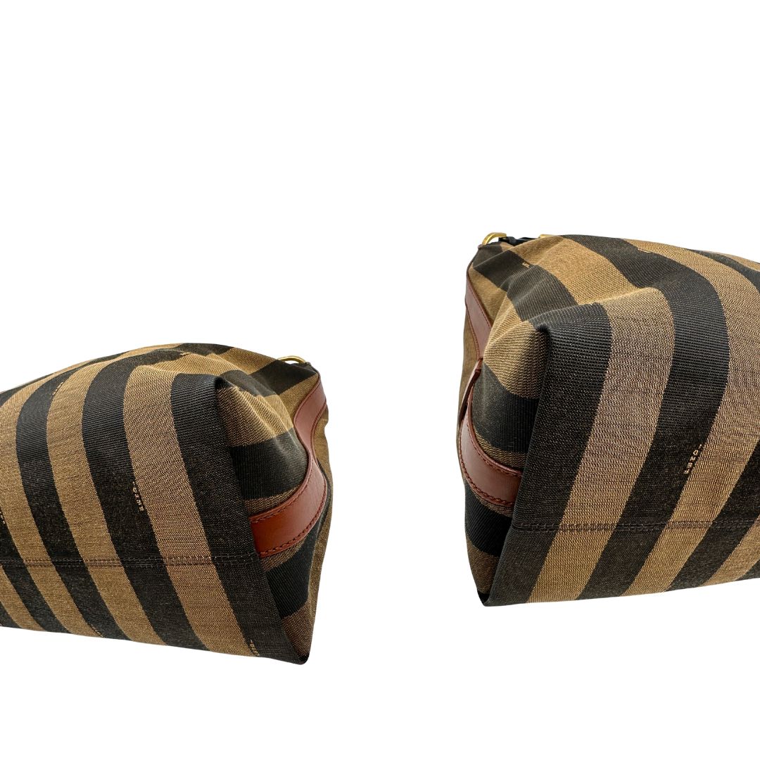 Angoli, Borsa a spalla Fendi in tessuto trama Pequin in marrone e beige, finiture in pelle nocciola e metalleria dorata. Indossabile a spalla. Originale, usata, di lusso, in ottime condizioni.
