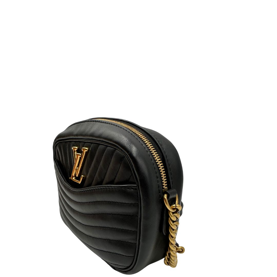 lato  Borsa LV New Wave in pelle matelassè nera con hardware dorato, di lusso, originale, ottime condizioni, usata 