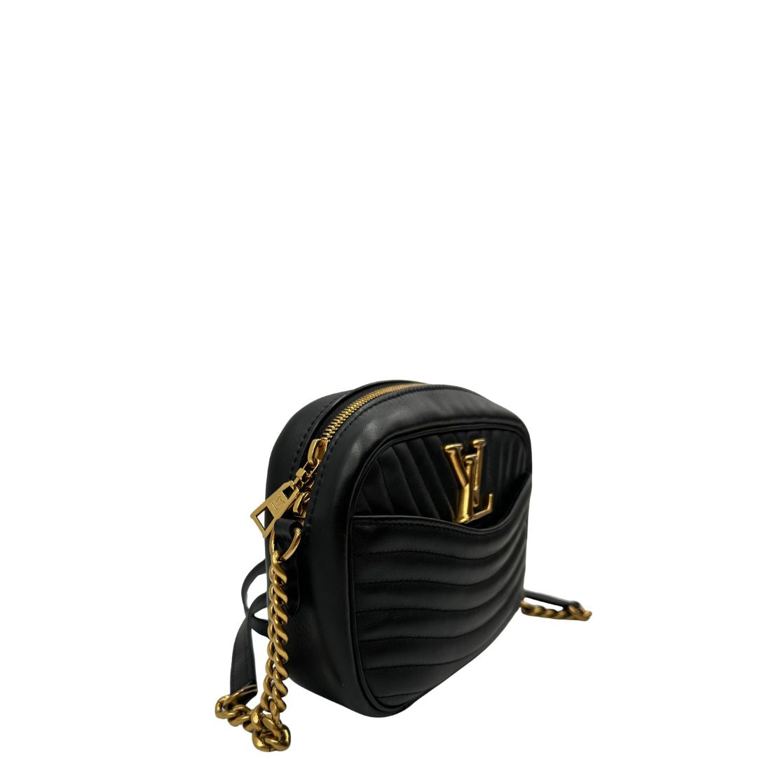 lato  Borsa LV New Wave in pelle matelassè nera con hardware dorato, di lusso, originale, ottime condizioni, usata 