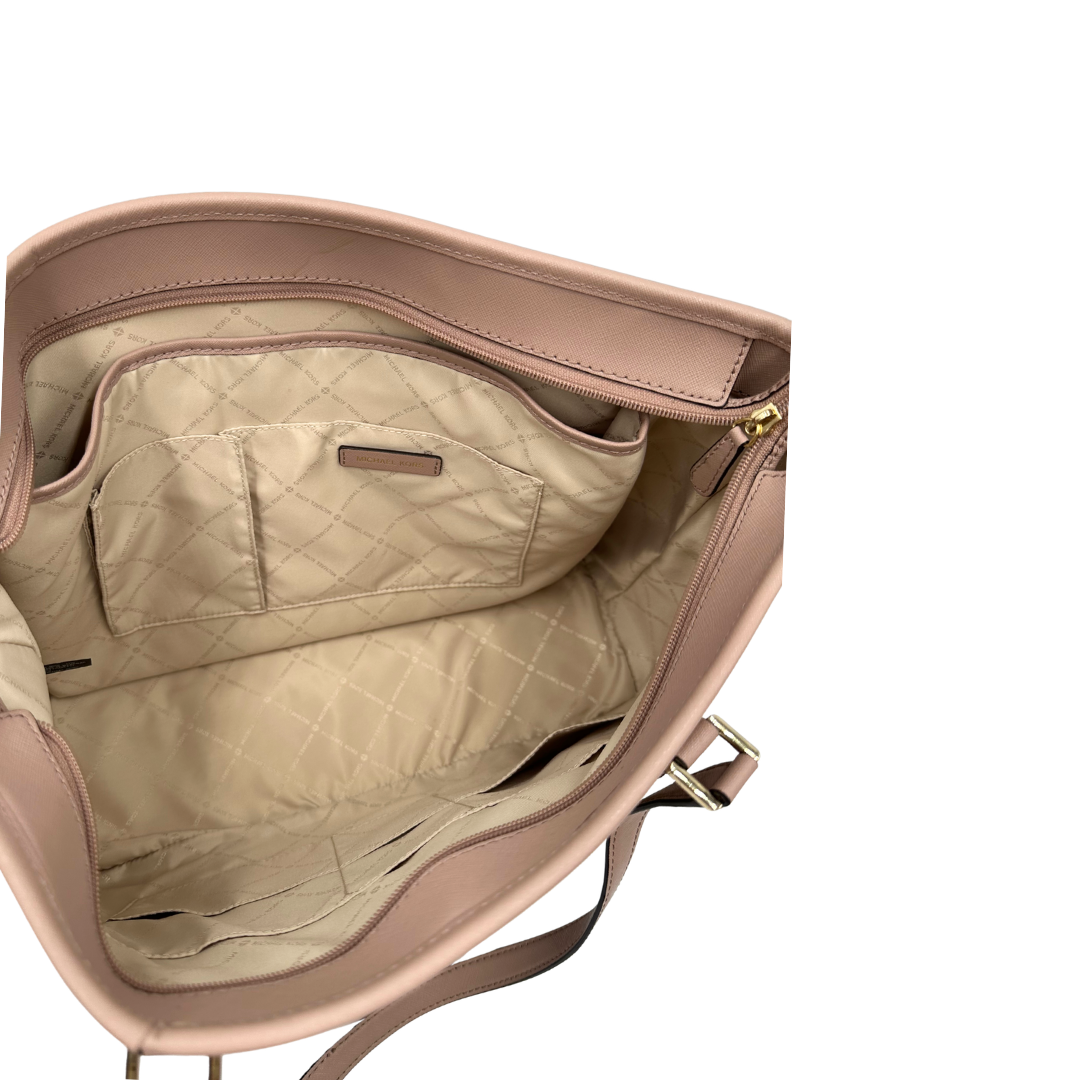 interno Borsa MK in pelle saffiano rosa e hardware dorato; indossabile a spalla, di lusso, originale, ottime condizioni, usata