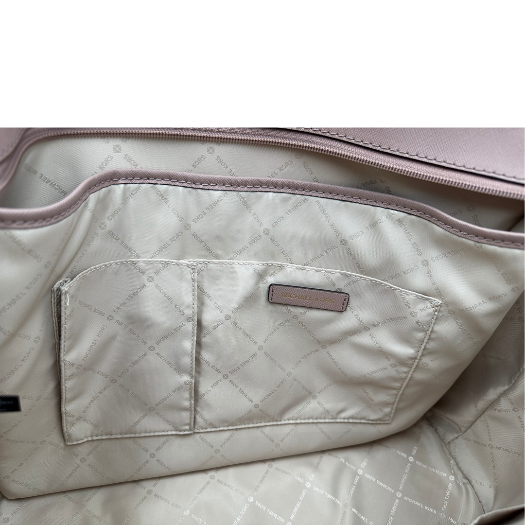 interno Borsa MK in pelle saffiano rosa e hardware dorato; indossabile a spalla, di lusso, originale, ottime condizioni, usata