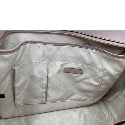 interno Borsa MK in pelle saffiano rosa e hardware dorato; indossabile a spalla, di lusso, originale, ottime condizioni, usata