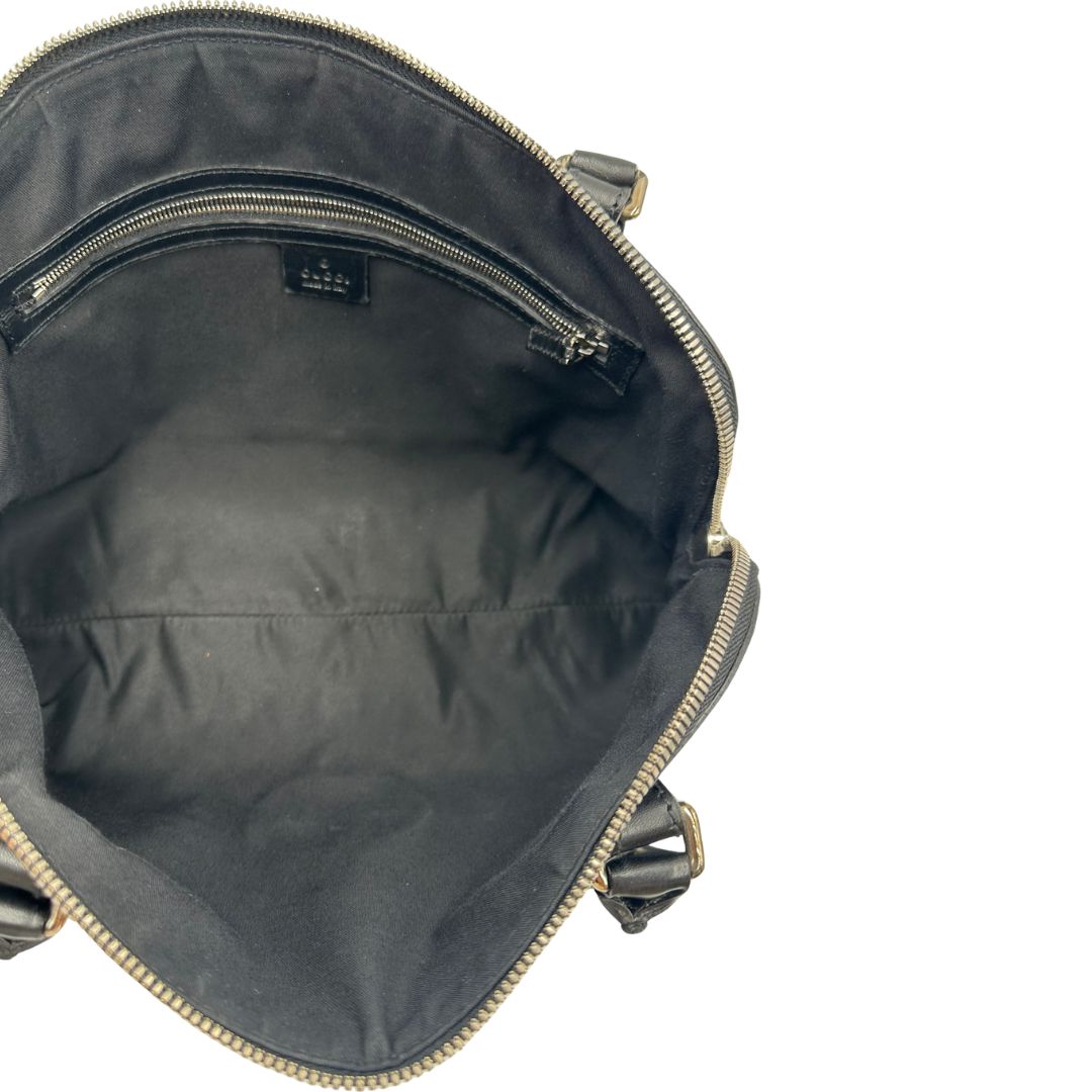 interno  Borsa Gucci in tessuto nero con finiture in pelle traforata, indossabile a spalla, di lusso, originale, ottime condizioni 