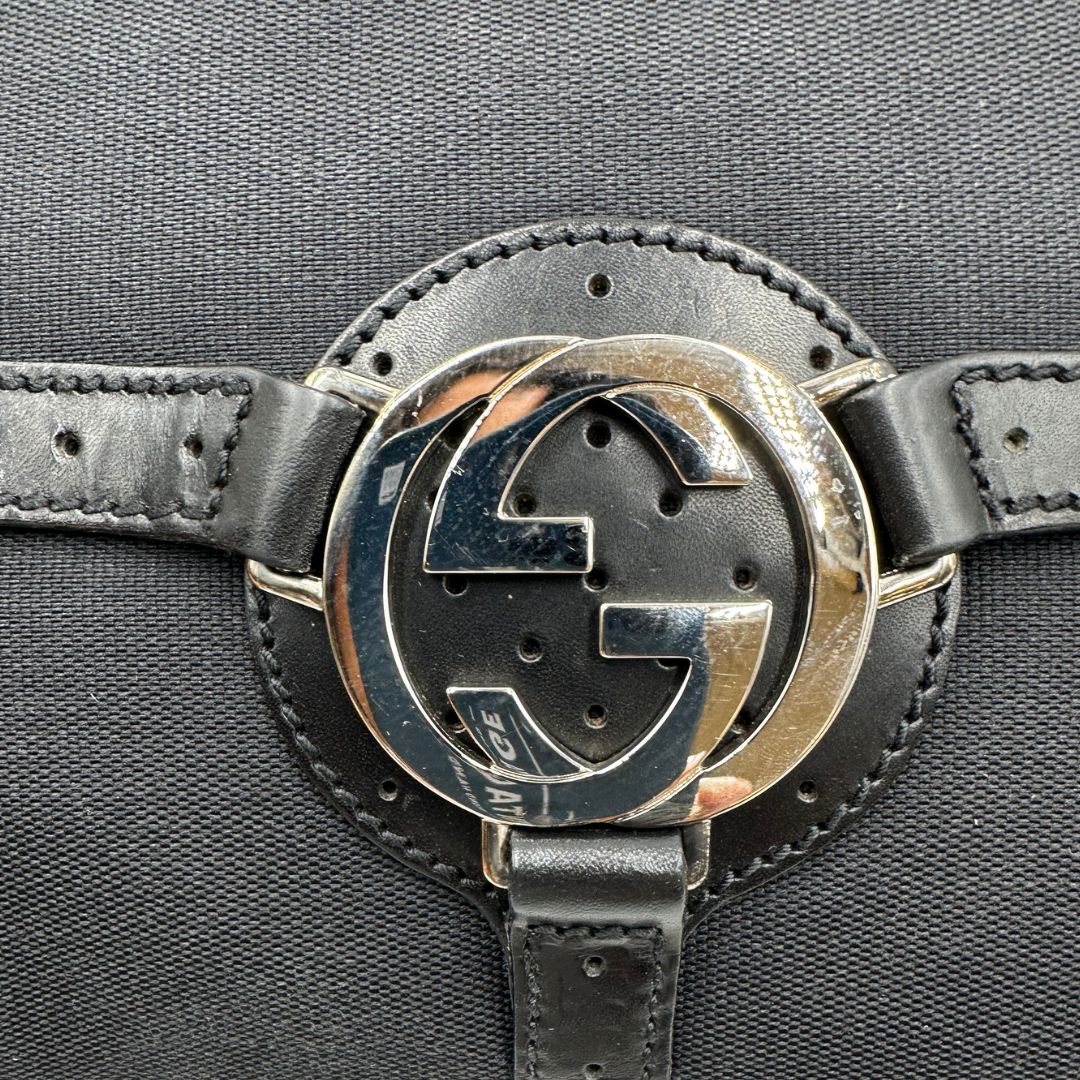 gg  Borsa Gucci in tessuto nero con finiture in pelle traforata, indossabile a spalla, di lusso, originale, ottime condizioni