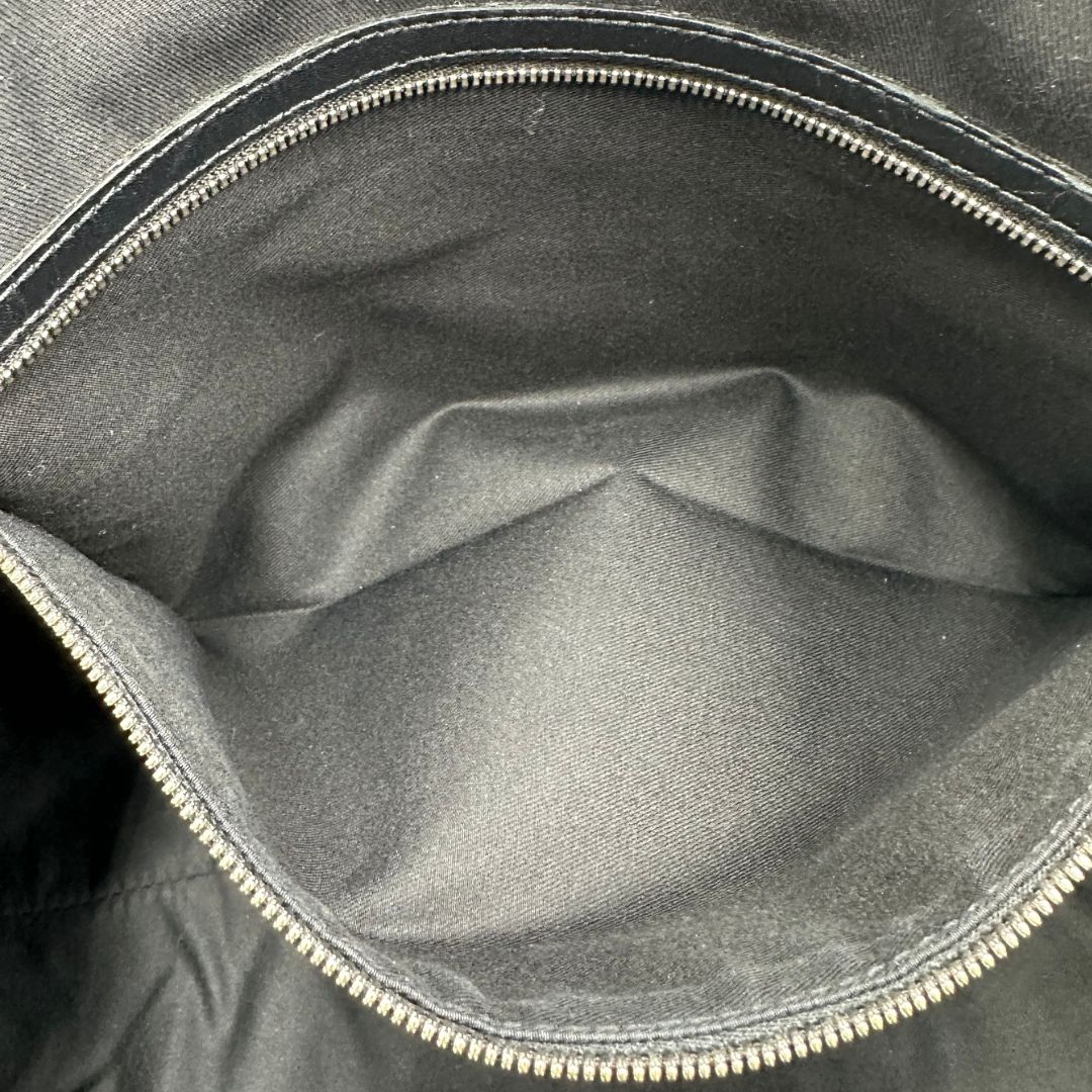 interno  Borsa Gucci in tessuto nero con finiture in pelle traforata, indossabile a spalla, di lusso, originale, ottime condizioni 
