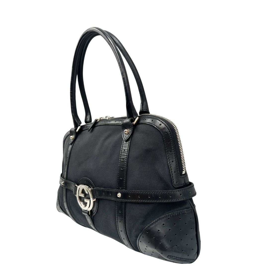 lato  Borsa Gucci in tessuto nero con finiture in pelle traforata, indossabile a spalla, di lusso, originale, ottime condizioni 
