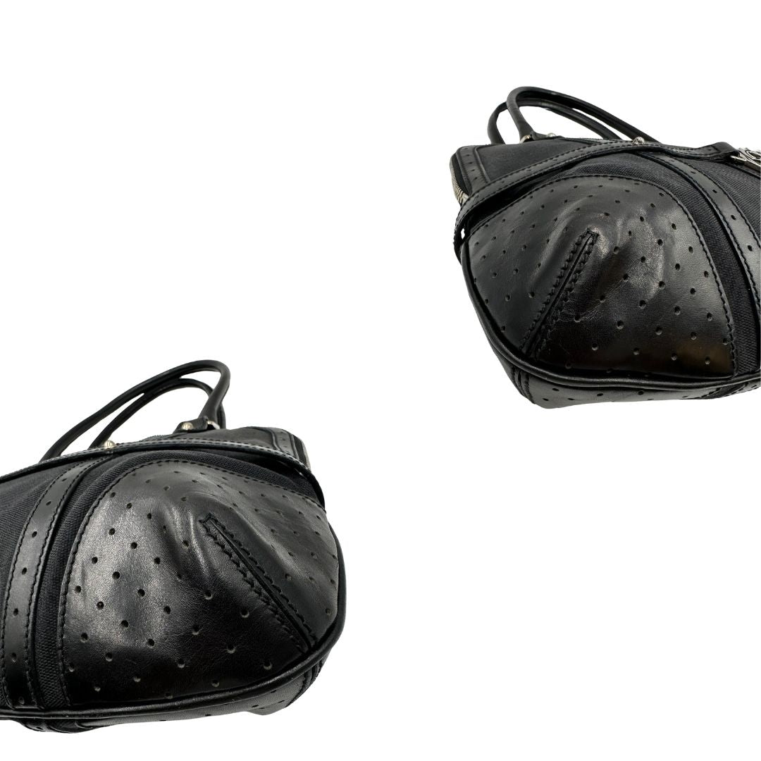 angoli  Borsa Gucci in tessuto nero con finiture in pelle traforata, indossabile a spalla, di lusso, originale, ottime condizioni 