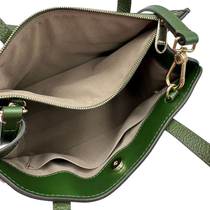 interno Borsa Furla in pelle martellata verde e hardware dorato.&nbsp; 