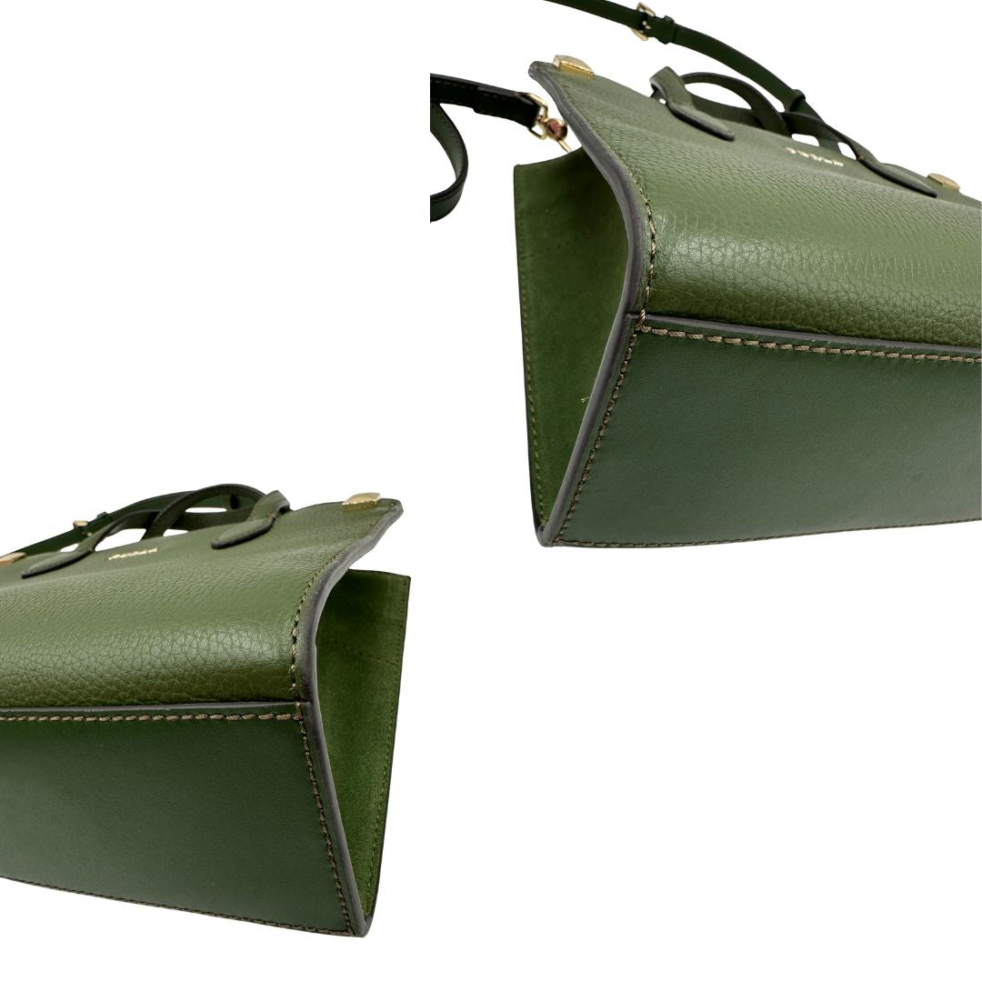angoli Borsa Furla in pelle martellata verde e hardware dorato.&nbsp; 