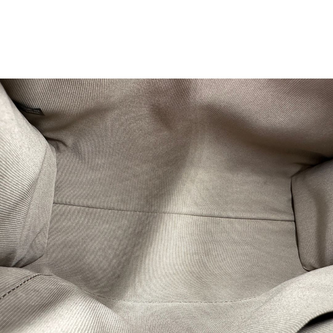 interno Borsa Furla in pelle martellata verde e hardware dorato.&nbsp; 
