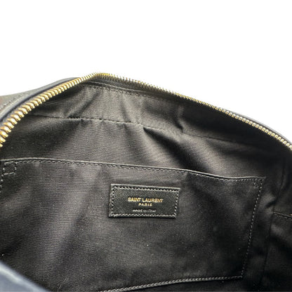 Interno di una borsa Saint Laurent blu navy con iconico logo centrale YSL, caratterizzata da impunture trapuntate ad “y” e nappa decorativa, usata, originale, second hand, in ottime condizioni.