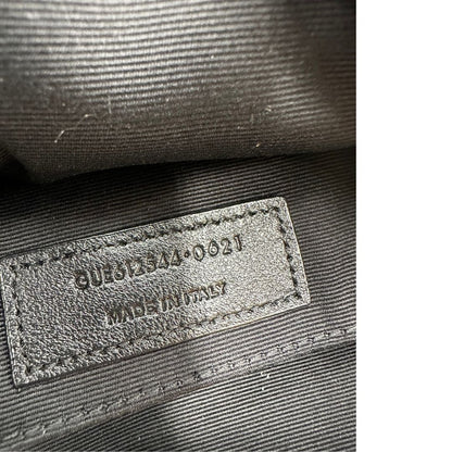 Codice di una borsa Saint Laurent blu navy con iconico logo centrale YSL, caratterizzata da impunture trapuntate ad “y” e nappa decorativa, usata, originale, second hand, in ottime condizioni.