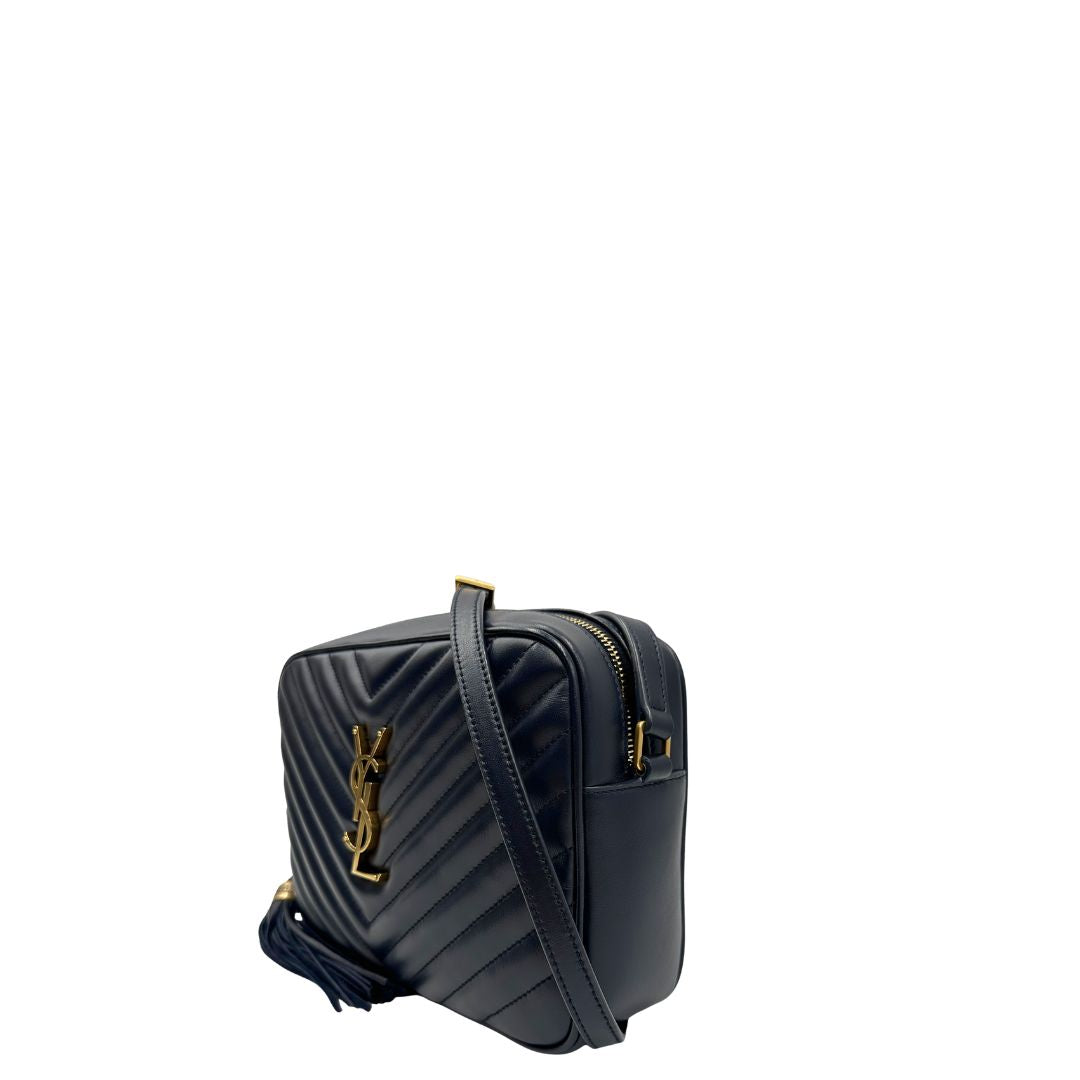Laterale destro di una borsa Saint Laurent blu navy con iconico logo centrale YSL, caratterizzata da impunture trapuntate ad “y” e nappa decorativa, usata, originale, second hand, in ottime condizioni.