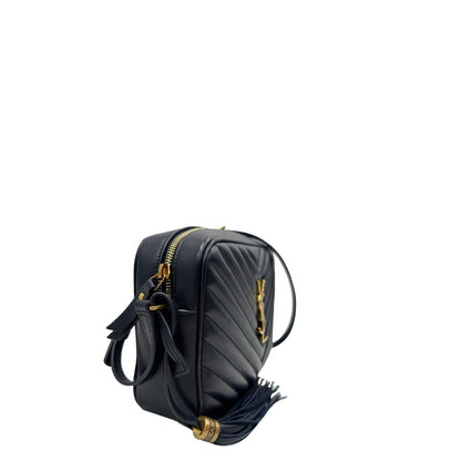 Laterale sinistro di una borsa Saint Laurent blu navy con iconico logo centrale YSL, caratterizzata da impunture trapuntate ad “y” e nappa decorativa, usata, originale, second hand, in ottime condizioni.