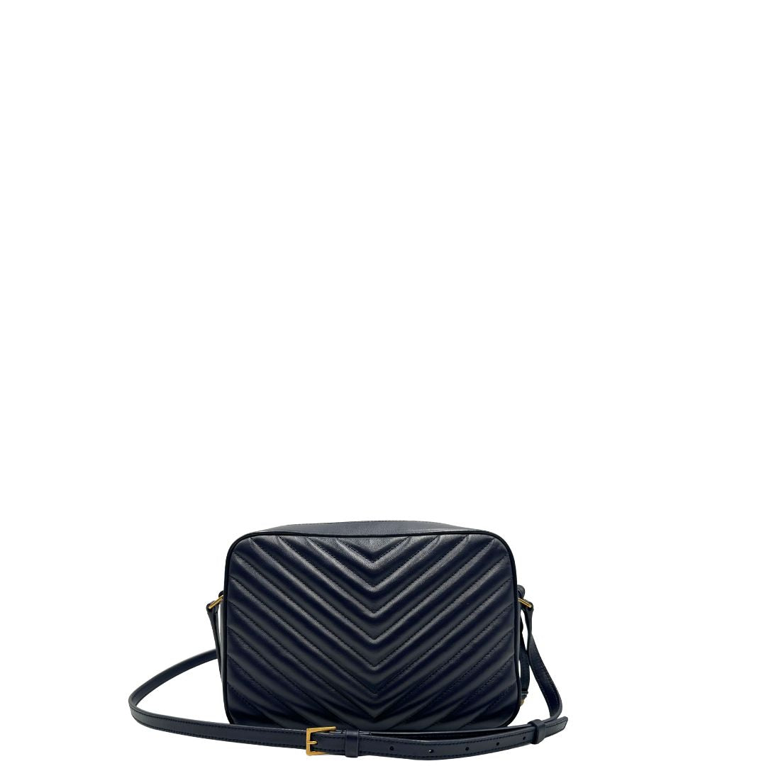 Retro di una borsa Saint Laurent blu navy con iconico logo centrale YSL, caratterizzata da impunture trapuntate ad “y” e nappa decorativa, usata, originale, second hand, in ottime condizioni.