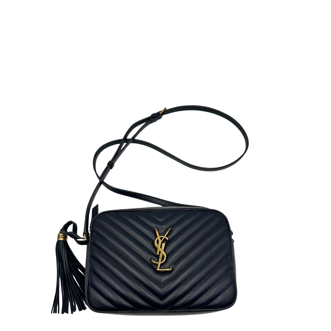 Front di una borsa Saint Laurent blu navy con iconico logo centrale YSL, caratterizzata da impunture trapuntate ad “y” e nappa decorativa, usata, originale, second hand, in ottime condizioni.