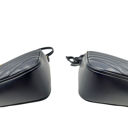 Angoli di una borsa Saint Laurent blu navy con iconico logo centrale YSL, caratterizzata da impunture trapuntate ad “y” e nappa decorativa, usata, originale, second hand, in ottime condizioni.