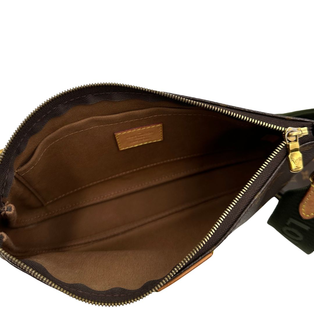 Multi Pochette Accessoires Louis Vuitton in canvas marrone monogram con dettagli in vacchetta naturale, manico in catena dorata e tracolla in tessuto Jacquard verde kaki, di lusso, originale, ottime condizioni, usata