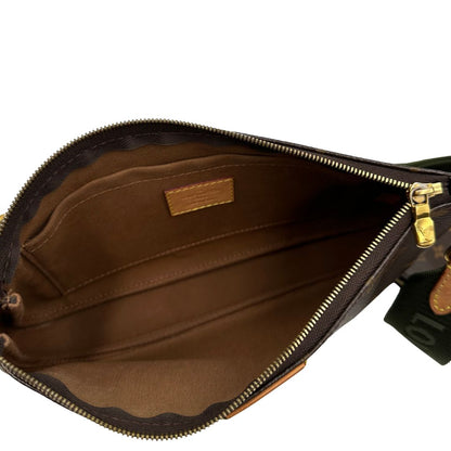 Multi Pochette Accessoires Louis Vuitton in canvas marrone monogram con dettagli in vacchetta naturale, manico in catena dorata e tracolla in tessuto Jacquard verde kaki, di lusso, originale, ottime condizioni, usata