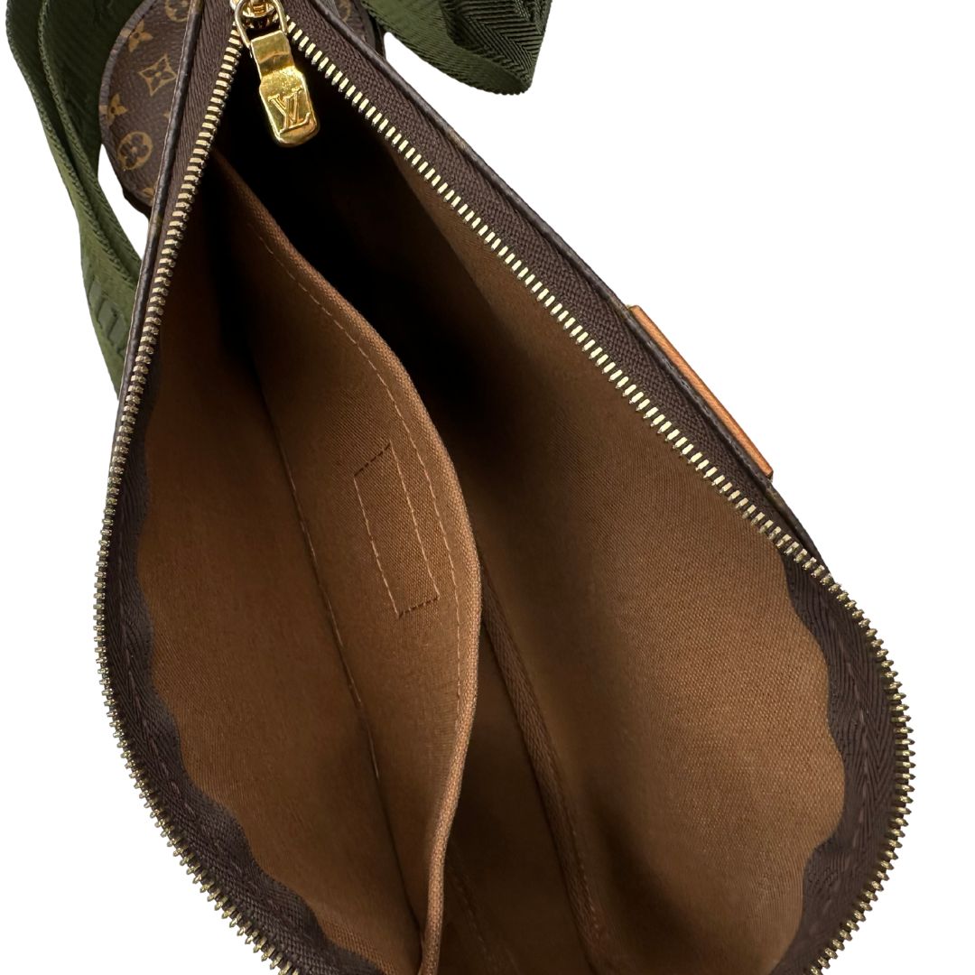 Multi Pochette Accessoires Louis Vuitton in canvas marrone monogram con dettagli in vacchetta naturale, manico in catena dorata e tracolla in tessuto Jacquard verde kaki, di lusso, originale, ottime condizioni, usata